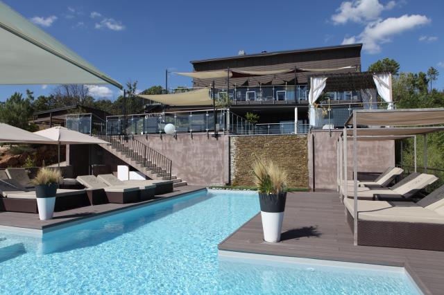 Réception, bar et restaurant dominent la piscine à débordement chauffée du Domaine de Chalvêches.