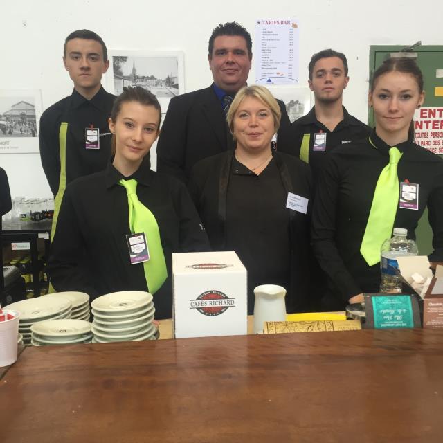 Les apprentis en CAP service bar café, et leurs professeurs, Ségolène Jarassier et Aurélien Longé-Létang, à la brasserie du salon.