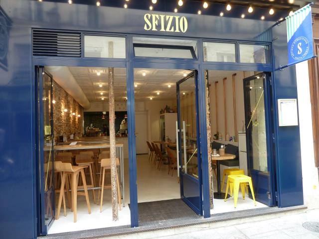 Tables hautes, banquette, comptoir pour commander, cuisine ouverte