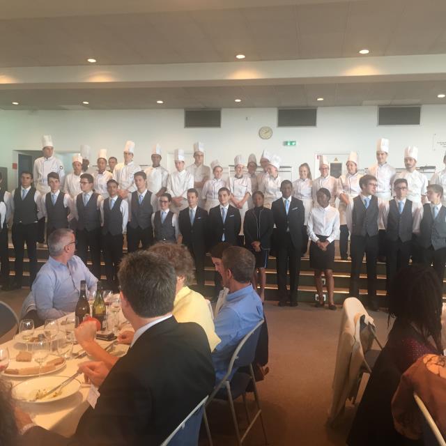 Les classes de terminales Bac Pro cuisine et services et BTS option B qui ont préparé le banquet bio devant un parterre de convives connaisseurs