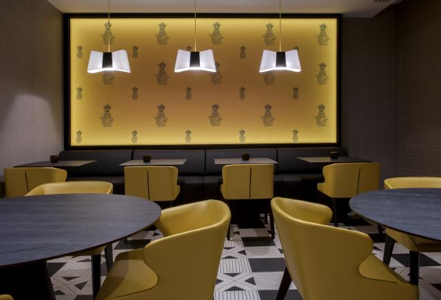 La Table de Marcel à Fort-de-France. Un design épuré et moderne, cohérent avec le Simon Hôtel où le restaurant prend place.