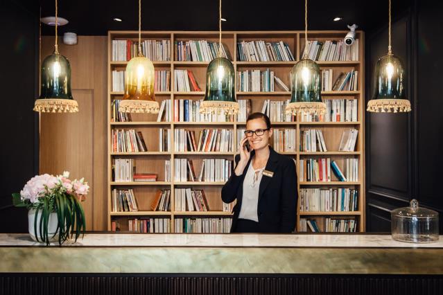 le coin bibliothèque-réception