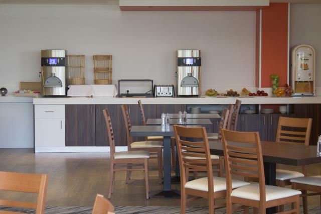 Le petit déjeûner est servi dans cette salle sous forme de buffet anglo-saxon.