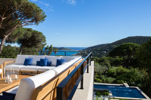 La Réserve Ramatuelle compte 14 villas avec vue sur mer.