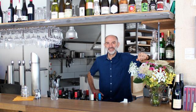 Xavier Cazes a ouvert un bar à tapas près des Abbesses, après trente ans dans l'informatique.