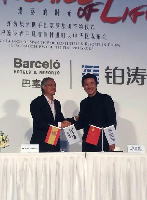 Signature du contrat entre Raul Gonzalez, directeur général de Barceló, et Alex Zheng, p.-d.g. de Plateno.