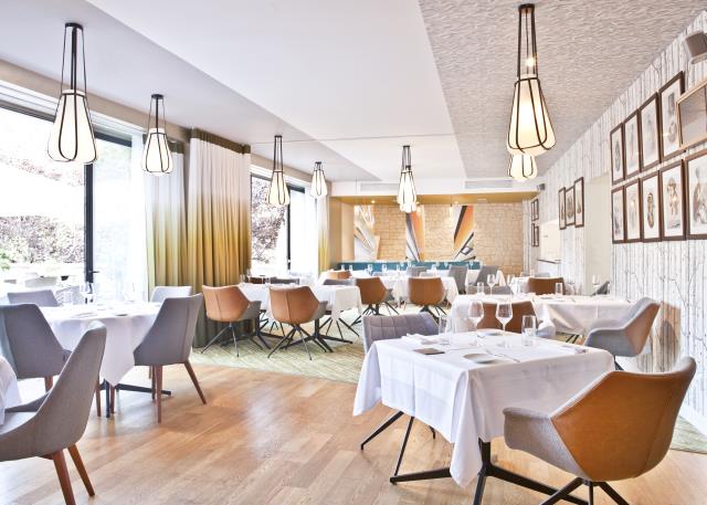 Le restaurant de 35 couverts est bordé d'une belle terrasse, comptant autant de couverts.