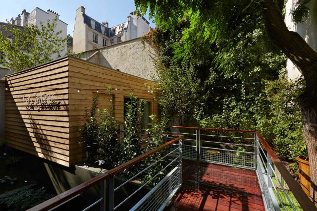La Cabane est située dans le quartier de Montparnasse, à Paris.