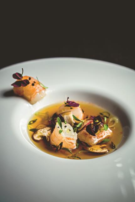 Langoustine royale, cébette, gingembre et coriandre, bouillon des pinces infusé à la citronnelle