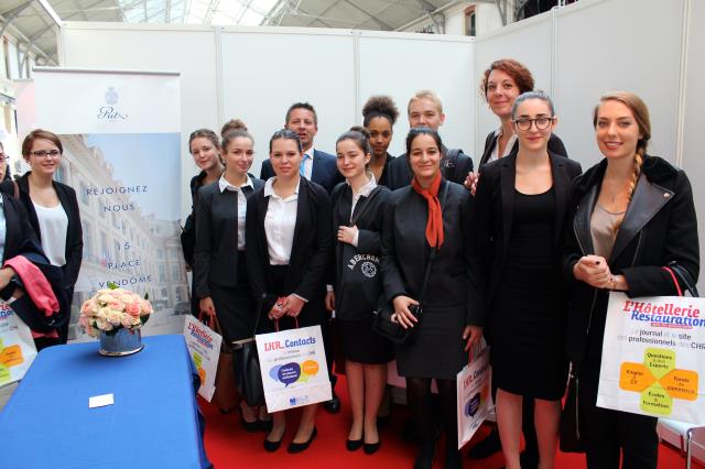 Les élèves de 1ère année de BTS Hôtellerie-Restauration du Lycée Emilie du Châtelet, à Serris (77), sur le stand du Ritz.
