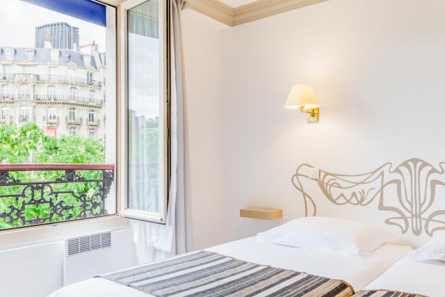 Détail d'une chambre du Korner Montparnasse. Le groupe revendique des 'basiques impeccables' : literie, douche, petit-déjeuner et accueil de qualité.
