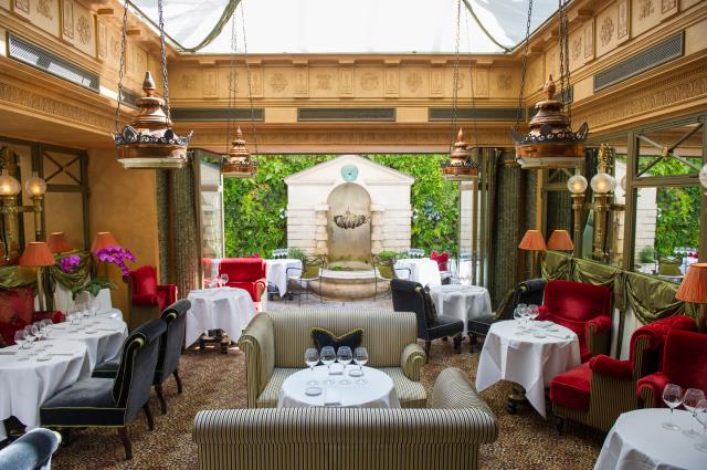 La salle du Restaurant, L'Hôtel, Paris VIe