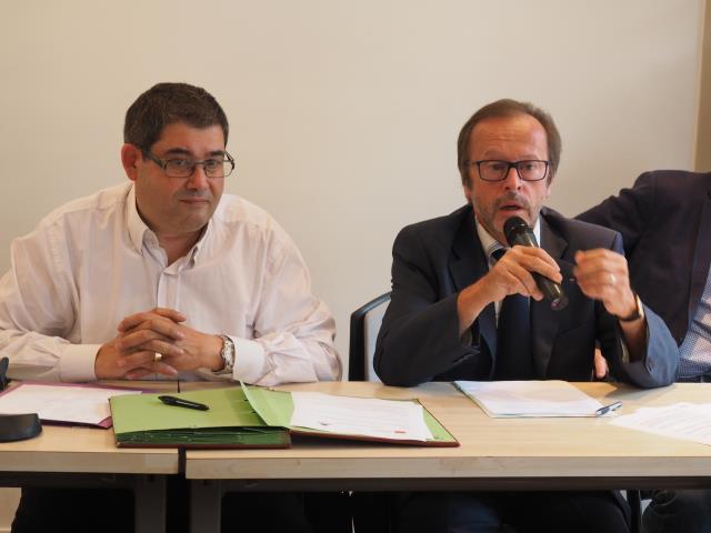 Bernard Gasq et Christian Navet devant les adhérents de la Fédérations des Buralistes franciliens.