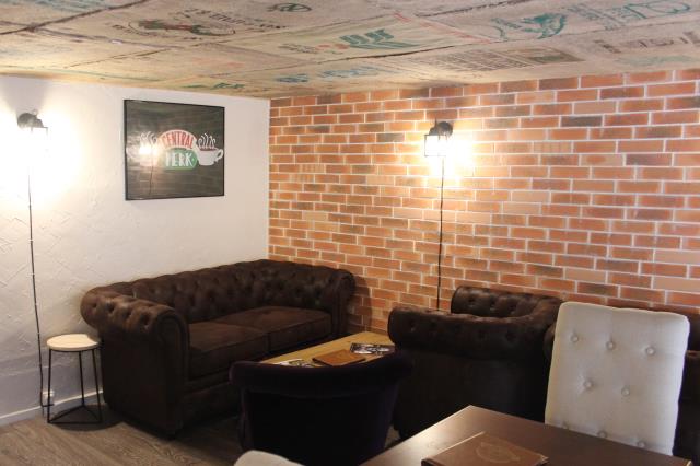 Le plafond de la salle située à l'étage est entièrement décoré de sacs à cafés en toile de jute. L'ambiance est inspirée des coffee shop anglo-saxons.