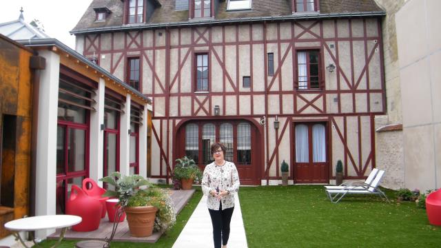 Sylvie Viard devant son hôtel