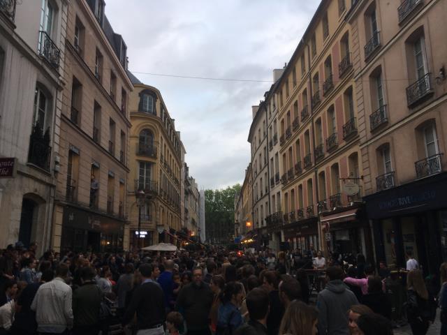 Les riverains et les clients réunis devant le Baradoz, pour la fête de la musique, rue de Satory, à Versailles (78).