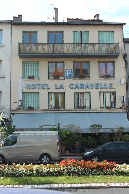 Le bâtiment principal est situé dans le centre de Riom.