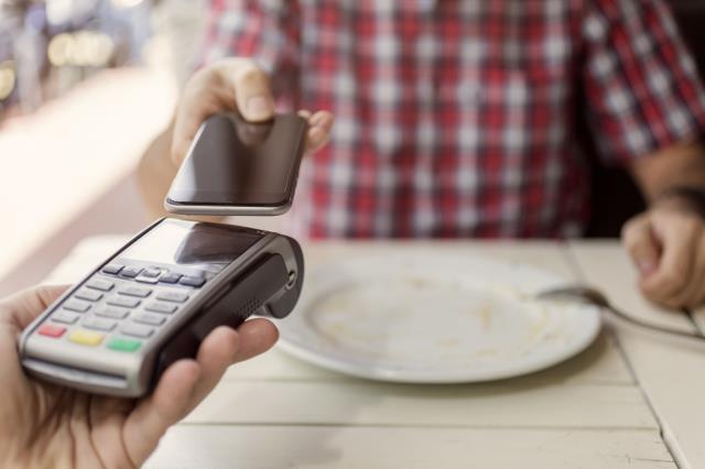 Le paiement NFC, ou sans contact, permet d'effectuer un paiement avec un smartphone compatible NFC et une application bancaire de paiement.