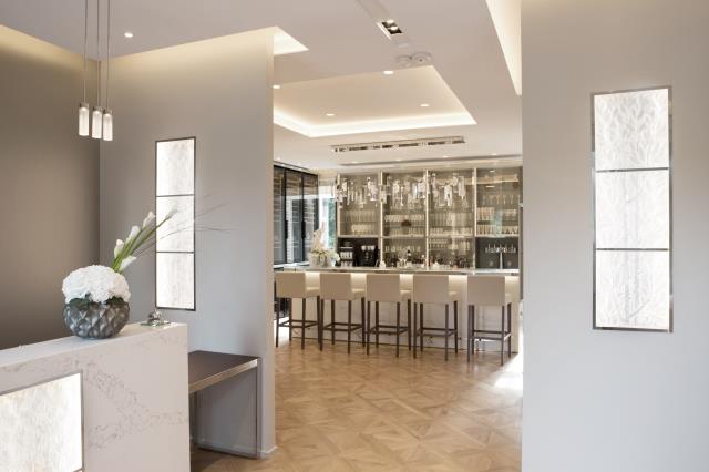 Le Château Hochberg se pare de panneaux de cristal et d'un desk en quartz blanc.