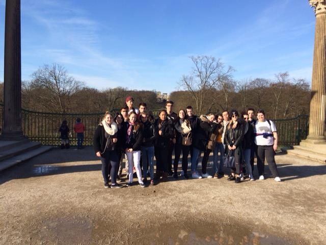 Les élèves du lycée Jean capelle et leurs accompagnants à Berlin
