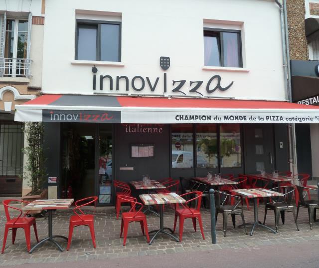 La terrasse de 20 couverts donne sur une place aux abords prochainement piétonniers
