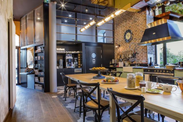 La cuisine est à mi-chemin entre un esprit loft et le style 'campagne chic'.