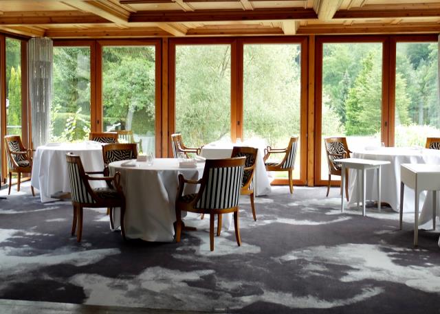 La nature environnante reste l'élément principal du décor de la salle de restaurant de L'Arnsbourg.