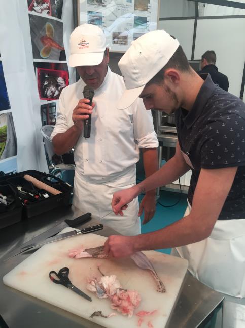 Pascal Marnet supervisant un apprenti du CFA Cobas.