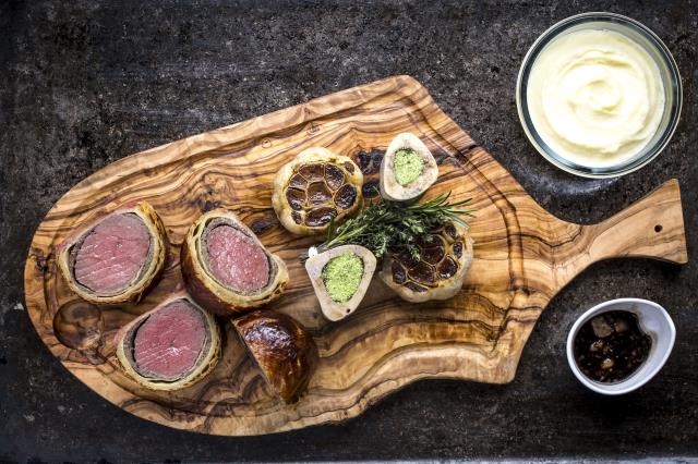 A la carte des plats à partager tel  le boeuf d'Aubrac os à moelle en croûte d'herbes et 'jacket potato'