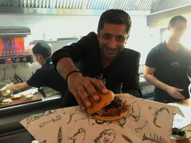 Sylvestre Wahid le soir de l'inauguration: burger... et caviar