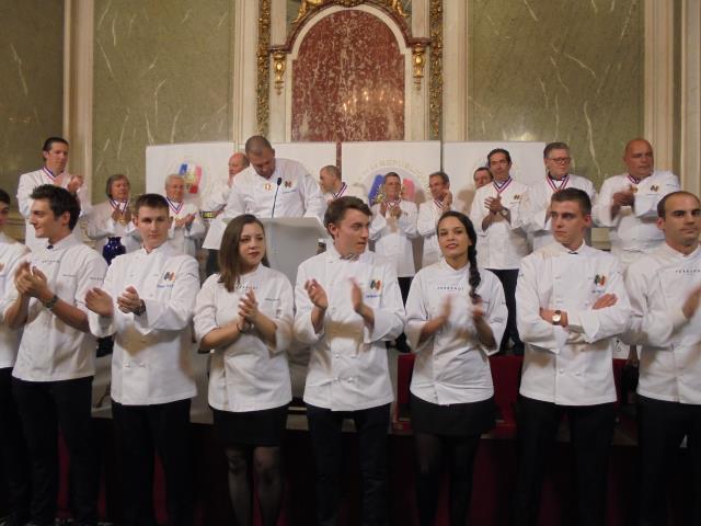 Au premier plan les candidats et leurs commis. Ces derniers ont été tiré au sort la veille des épreuves