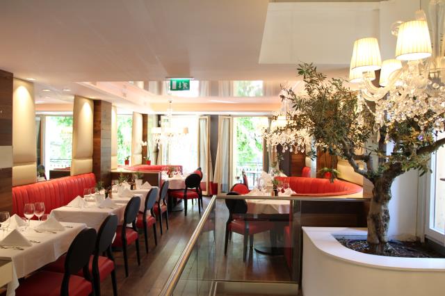 Complètement transformés, les deux étages au-dessus de la boutique proposent une ambiance brasserie chic en plein coeur de Saint-Tropez.