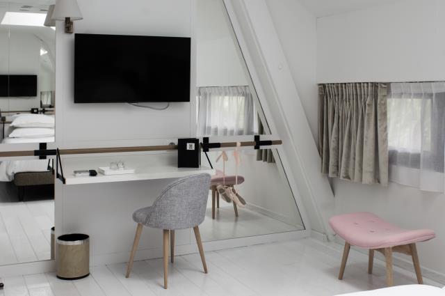 Les chambres danse évoquent cet art par touches sobres : miroirs, chaussons…