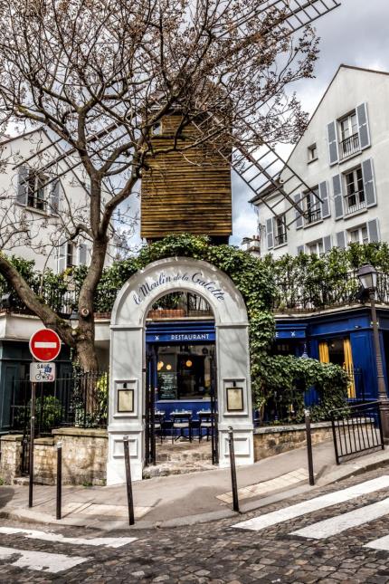 Au Moulin de la Galette, à Paris, on pointe l'absentéisme au moment des entretiens d'embauche.