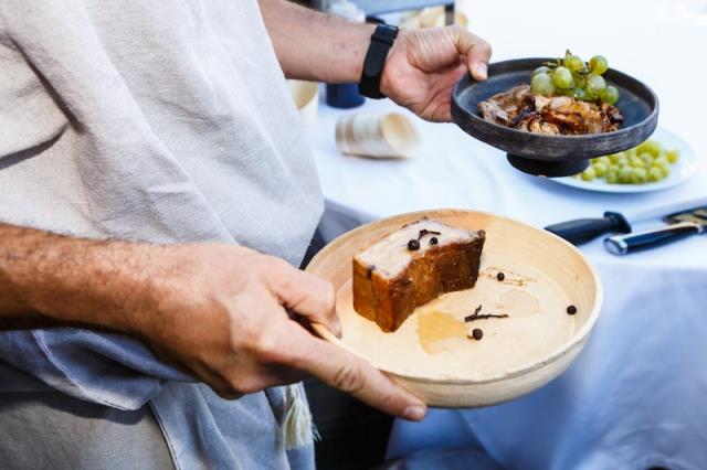 Les mets étaient servis dans des plats tels qu'à l'époque.