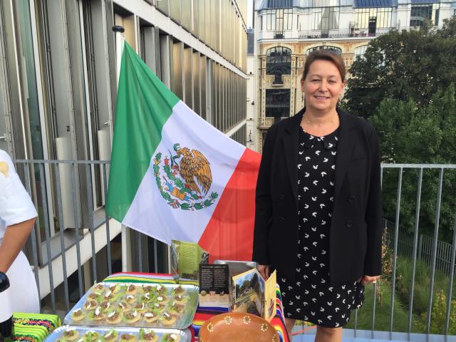 Odile Roblin, professeur de cuisine est allé à Cancun (méxique) où elle a entre autres participé à des ateliers culinaires. Devant le stand sud Américain.