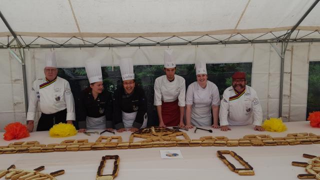 les élèves de l'INHAC et Escoffier d'Eragny devant leur chef d'oeuvre à droite Philippe Gardette, professeur de cuisine