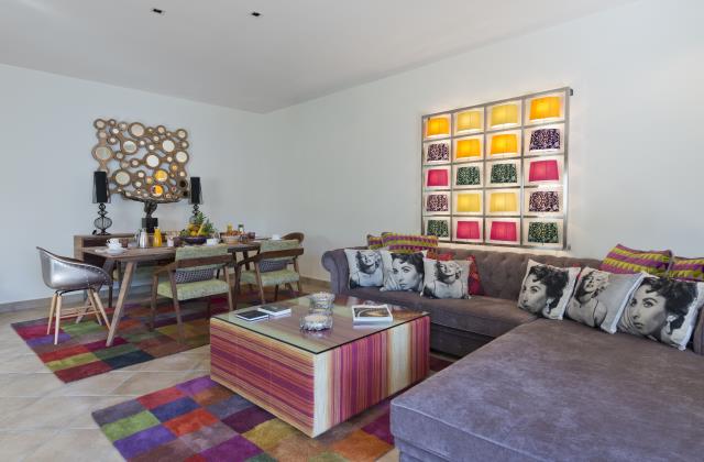 La Villa Azur propose une décoration pop art dans un site d'exception.
