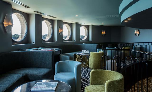 Le bar a été aménagé dans l'ancien aquarium et déploie une décoration inspirée du monde marin