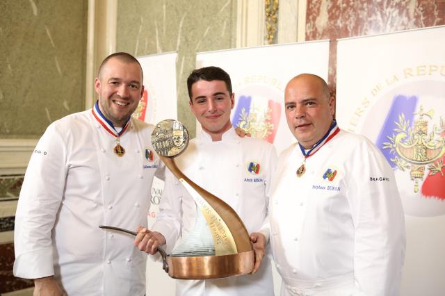 Alexis Bisson entouré de Guillaume Gomez, MOF président de l'Association des Cuisiniers de la République Française et de Stéphane Buron MOF 2004 et président du jury