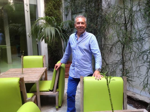Thierry Thiercelin dans l'actuel patio paysager du Hi Hotel