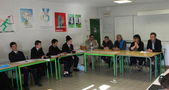 Le parrain (en bleu) au milieu de 4 professeurs présente son son parcours