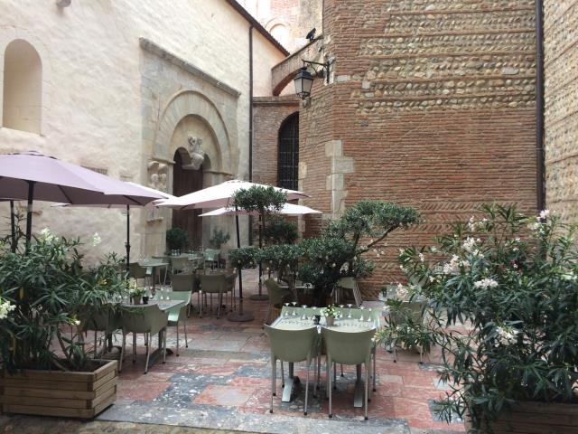 La nouvelle terrasse aménagée dans le patio du XIIIème siècle