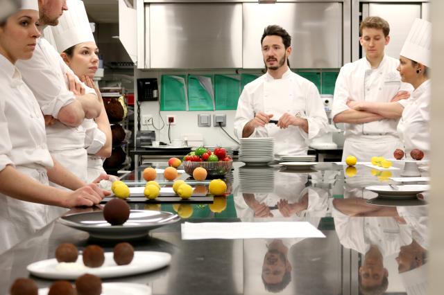 Cédric Grolet et les participants lors d'un concours interne au Meurice, Paris Ier
