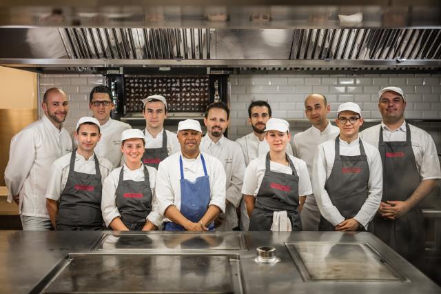 L'équipe du Rivea at Byblos. Avec une quarantaine de personnes à recruter chaque été, fidéliser le personnel s'avère être un élément clé pour le chef Vincent Maillard.