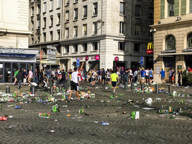 De nombreuses bouteilles de bière en verre confirment que l'interdiction de vente d'alcool à emporter est à envisager pour éviter que les problèmes se répètent lors des prochains matchs.