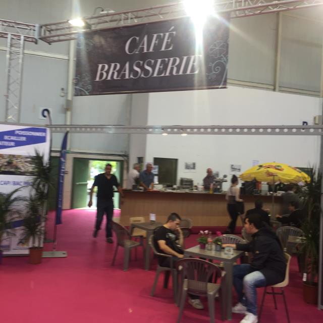 La boutique, café-brasserie où professionnels, professeurs et apprentis travaillent ensemble.