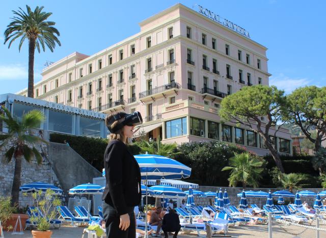 A travers le masque, les clients sont propulsés dans l'atmosphère de l'hôtel