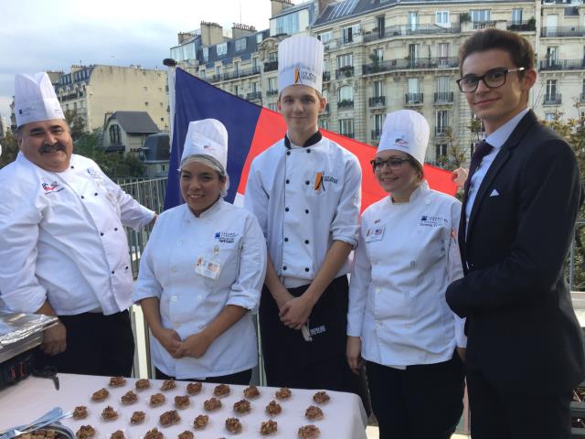 Thibaut François, terminal Bac Techno a passé de 10 jours aux Etats-Unis avec le Campus Alamo (Texas) Devant le stand Américain.