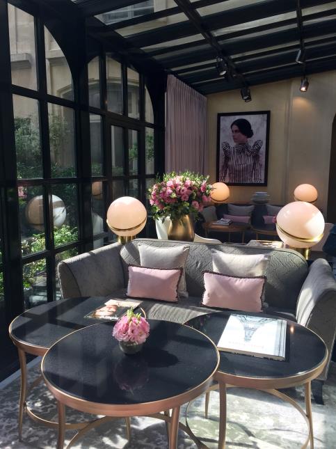 Une composition florale pour l'hôtel Le Narcisse Blanc, par Julian Tonnellier, fleuriste à Paris (VIe).